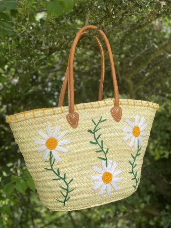 Panier en paille marguerites blanches