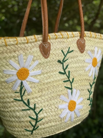 Panier en paille marguerites blanches