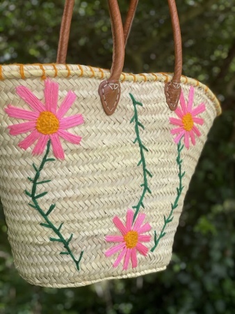 Panier en paille marguerites roses